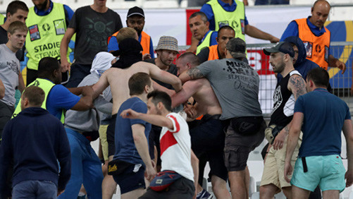 EURO 2016: Cảnh báo truất quyền thi đấu của hai đội Anh và Nga 