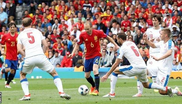 Euro 2016: Tây Ban Nha hay và may