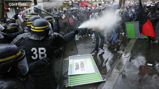 Biểu tình biến thành bạo loạn đường phố tại Pháp