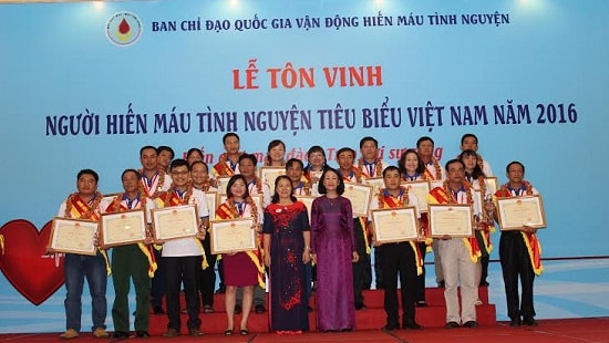 Tôn vinh những người tình nguyện hiến máu cứu người bệnh