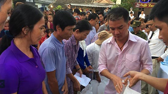 Ảnh hot sao Việt ngày 16/6: Đàm Vĩnh Hưng đi từ thiện tại Huế sau khi đổ bệnh