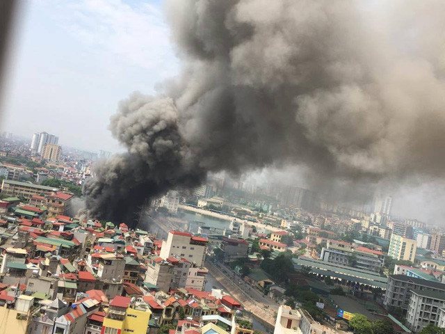 Hà Nội: Cháy dữ dội trên đường Trường Chinh