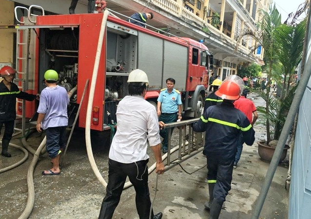 Hà Nội: Cháy dữ dội trên đường Trường Chinh