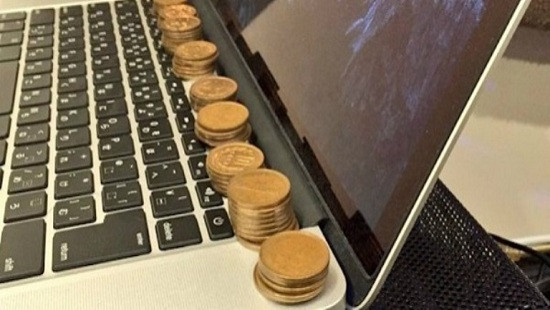 Dùng đồng xu để chống nóng cho laptop