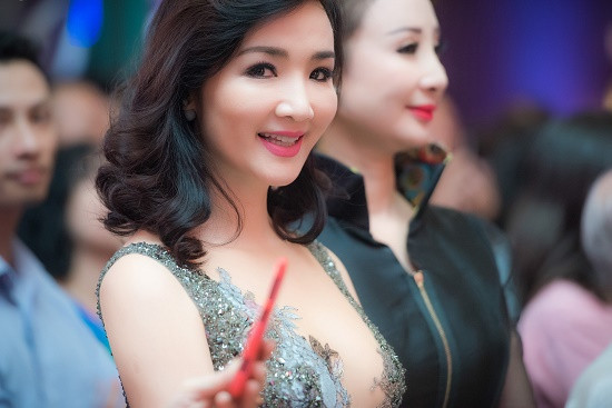 Hoa hậu Đền Hùng Giáng My lộng lẫy đánh bật đàn em