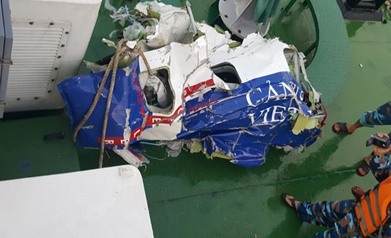 Trung Quốc cử ba tàu phối hợp tìm kiếm máy bay gặp nạn