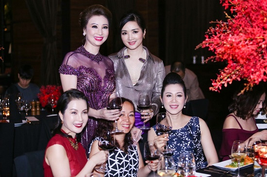 Hoa hậu Giáng My khoe giọng hát trong đêm tiệc hội tụ nhiều mỹ nhân Việt
