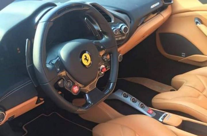 Cận cảnh siêu xe Ferrari 488 GTB ở đường phố Sài Gòn