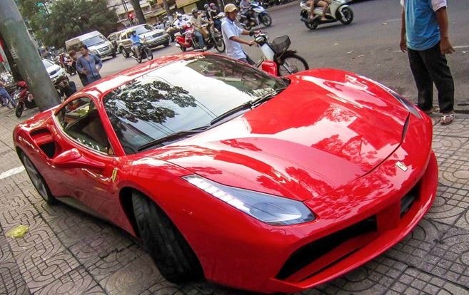 Cận cảnh siêu xe Ferrari 488 GTB ở đường phố Sài Gòn