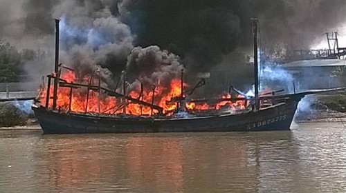 Một tàu cá hàng tỷ đồng bỗng dưng bốc cháy dữ dội