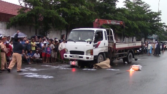 Trên đường về phòng trọ, hai cô gái bị xe tải tông chết