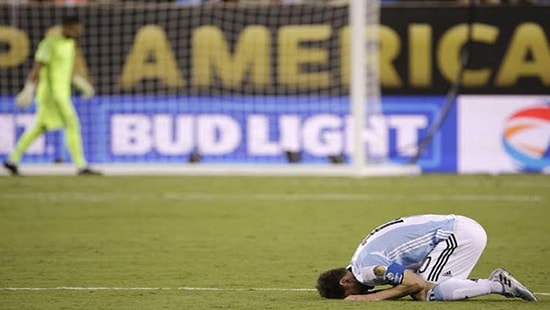 Messi chính thức giã từ ĐTQG Argentina