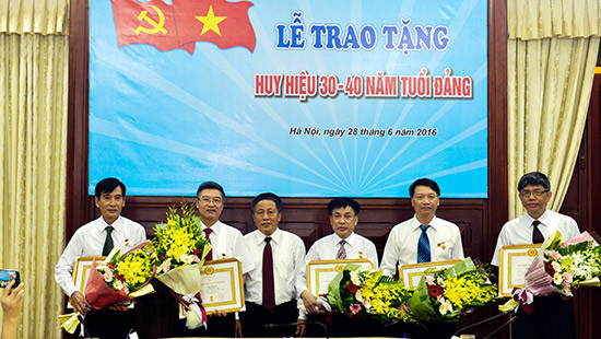 Đảng ủy TANDTC trao tặng Huy hiệu 30 năm, 40 năm tuổi Đảng cho 5 đảng viên