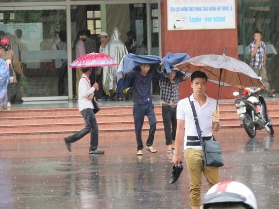 Gần 19.000 thí sinh Hải Phòng đội mưa lớn đến làm thủ tục thi THPT Quốc gia