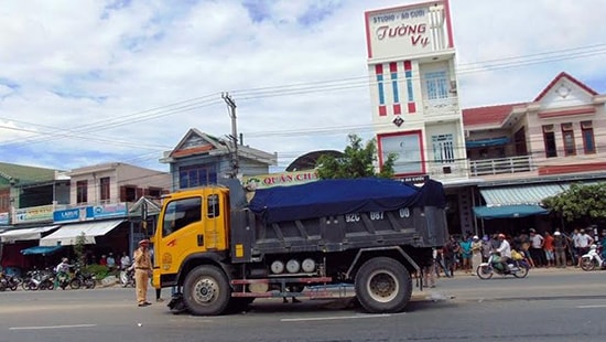 Một người đàn ông chết thảm dưới gầm xe tải