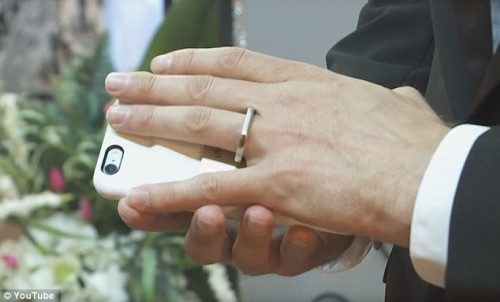 Kỳ lạ: Đám cưới được tổ chức giữa người và điện thoại