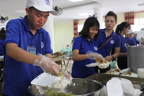 Hàng chục ngàn suất cơm, nước uống miễn phí cho sĩ tử