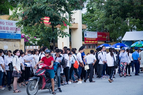 Hà Nội: Nhiều thí sinh đến muộn, quên thẻ dự thi