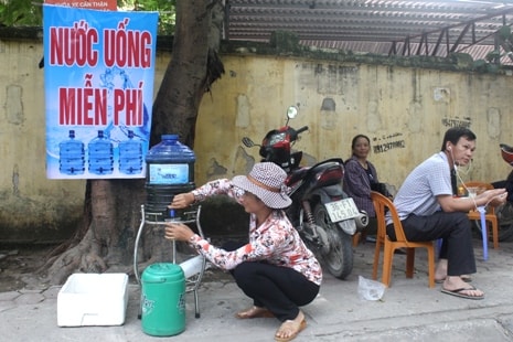 Hàng chục ngàn suất cơm, nước uống miễn phí cho sĩ tử