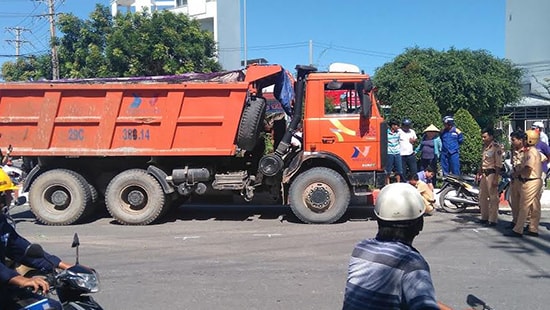 Xe tải tông xe máy, 2 người thương vong