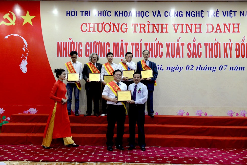 Hai cán bộ Tòa án được vinh danh “Những gương mặt trí thức xuất sắc thời kỳ đổi mới”