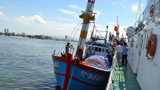 Đà Nẵng: Lai dắt thành công tàu cá gặp sự cố trên biển 