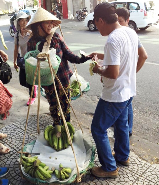 Khách Trung Quốc hành xử vô văn hóa với một phụ nữ bán chuối