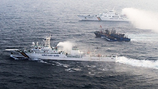 Hàn Quốc dùng đá làm rào dưới biển chặn tàu Trung Quốc bắt cá trái phép