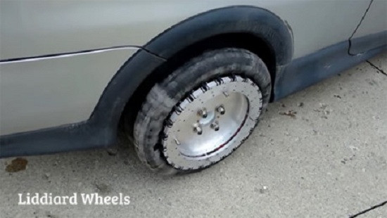 Lốp xe đặc biệt giúp ô tô có thể chạy ngang