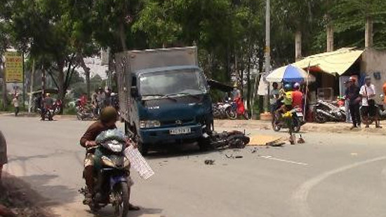 Xe máy tông trực diện xe tải, 2 người thương vong