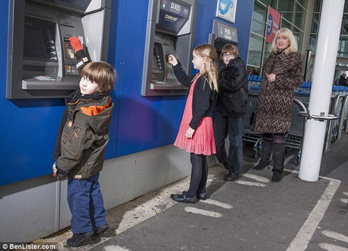 Trẻ em từ 6 tuổi trở lên sắp được dùng thẻ ATM