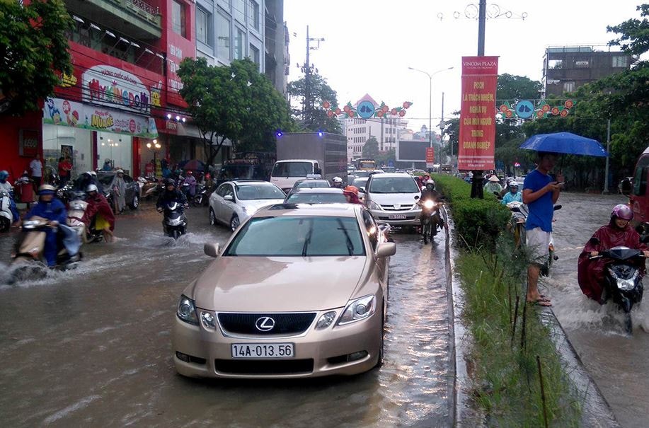 Quảng Ninh: Mưa lớn gây ngập nặng, 2 người thương vong