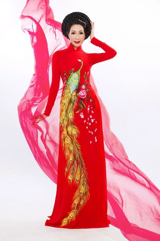 Á hậu Trịnh Kim Chi hút hồn với áo dài truyền thống