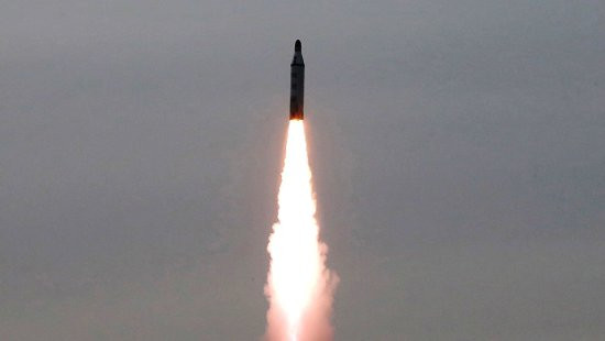 Đáp trả lá chắn THAAD, Triều Tiên phóng tên lửa đạn đạo từ biển