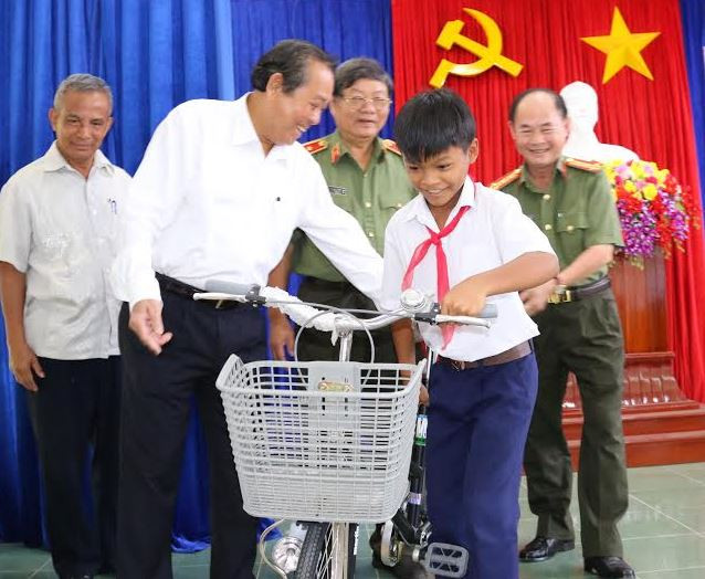 Phó Thủ tướng Trương Hoà Bình tặng quà cho học sinh nghèo vượt khó các tỉnh miền Trung