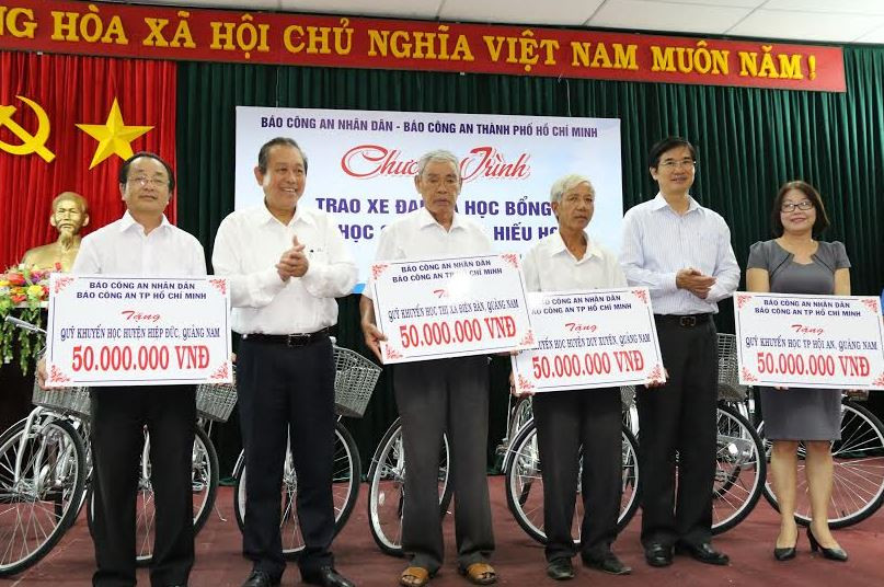 Phó Thủ tướng Trương Hoà Bình tặng quà cho học sinh nghèo vượt khó các tỉnh miền Trung