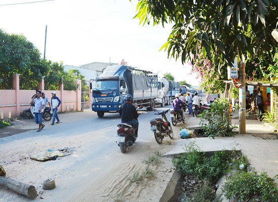 Người dân mang bàn ghế dựng rào chắn chặn “hung thần” xe tải 