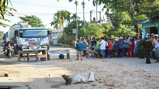 Người dân mang bàn ghế dựng rào chắn chặn “hung thần” xe tải 
