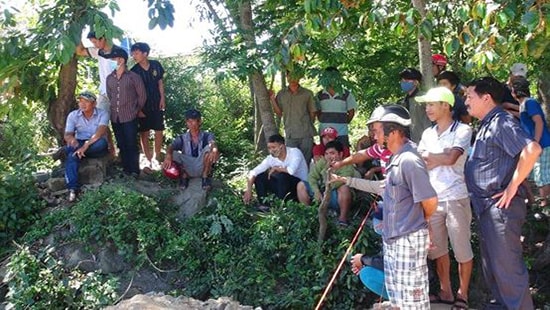 Lần theo vết máu phát hiện thi thể nam thanh niên bên vệ đường