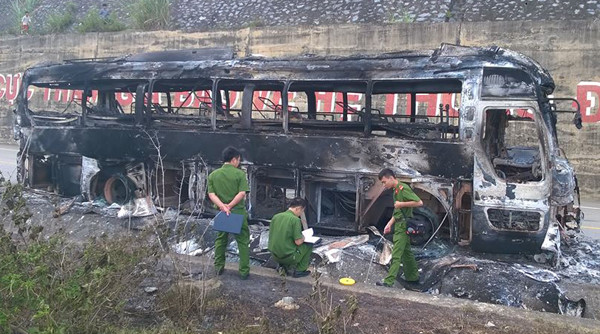  Xe khách biển số Lào bốc cháy dữ dội