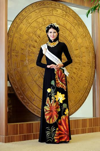 Thí sinh Hoa hậu bản sắc Việt khoe dáng vẻ mềm mại với áo dài và dạ hội