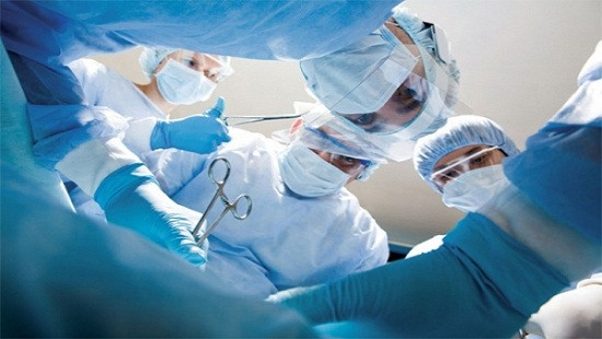 Tin tức 24h về sức khỏe: 2 giờ căng thẳng phẫu thuật cứu thanh niên bị bạn nhậu đâm thủng tim