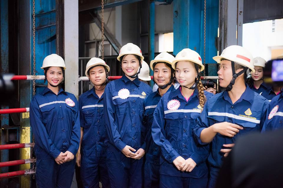 Thí sinh Hoa hậu Việt Nam không ngại xuống mỏ than, thăm thợ lò