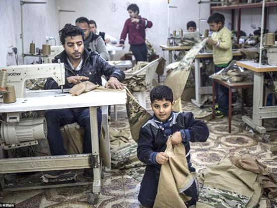 Rùng mình nô lệ trẻ em bị ép buộc sản xuất đồng phục cho chiến binh IS