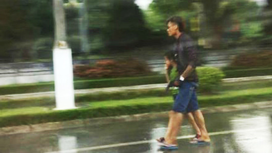 Lạng Sơn: Bố cầm súng dắt theo con trai, cướp taxi bỏ chạy