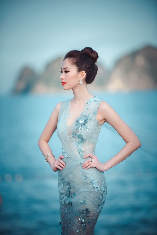 Hoa hậu Đặng Thu Thảo như nữ thần trước biển