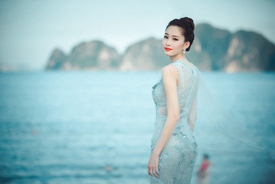 Hoa hậu Đặng Thu Thảo như nữ thần trước biển
