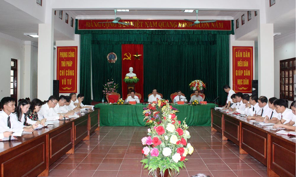 Chánh án TANDTC Nguyễn Hòa Bình làm việc với Tòa án hai cấp tỉnh Hòa Bình