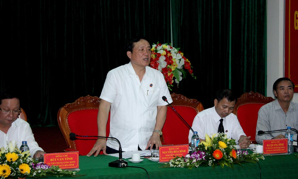 Chánh án TANDTC Nguyễn Hòa Bình làm việc với Tòa án hai cấp tỉnh Hòa Bình