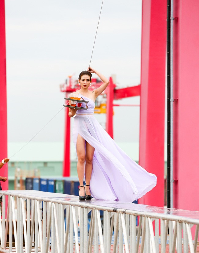 Vietnam's Next Top Model: Thí sinh 1m54 ngất xỉu khi catwalk trên không
